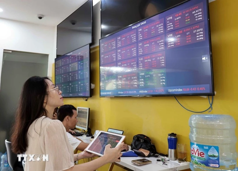 Une femme effectue des transactions dans une société de valeurs mobilières. Photo : VNA.