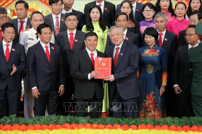 Le vice-Premier ministre Nguyen Hoa Binh présente la décision du Bureau politique nommant le Comité exécutif et la permanence du Comité exécutif provincial du Parti de Lam Dong. Photo : VNA. 