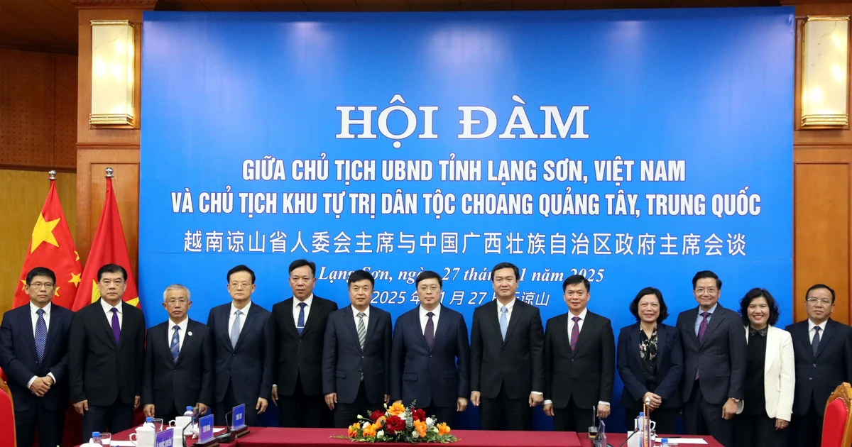 Représentants de Lang Son et du Guangxi (Chine) lors de l'entretien. Photo: VNA 