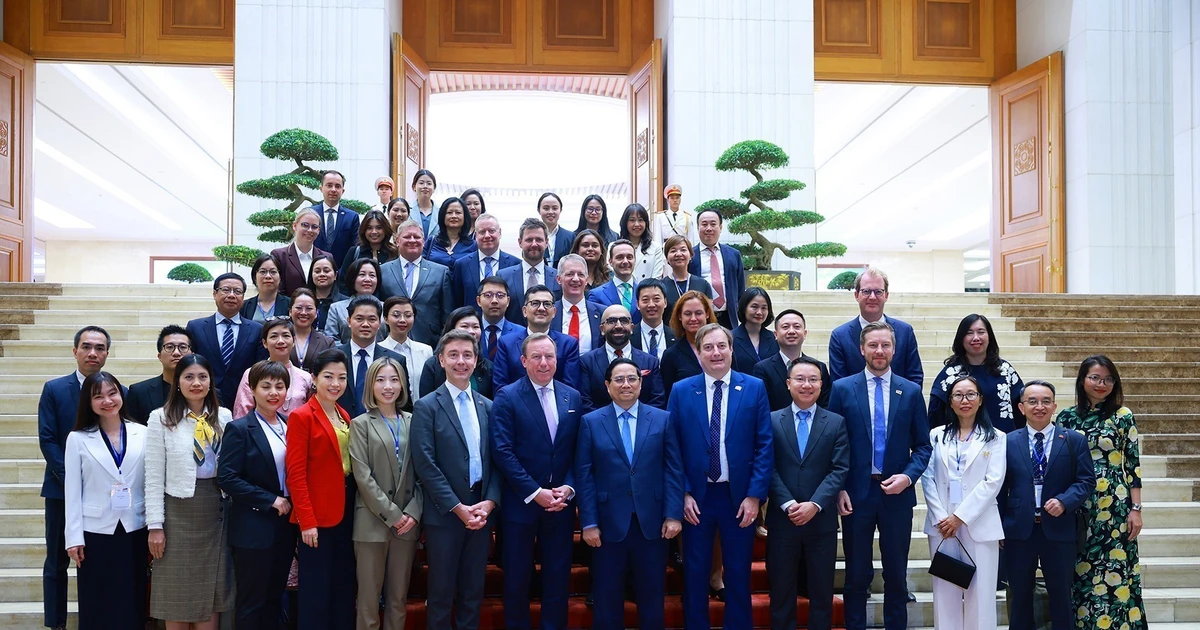 Le Premier ministre Pham Minh Chinh et les délégués lors de la rencontre. Photo: VNA
