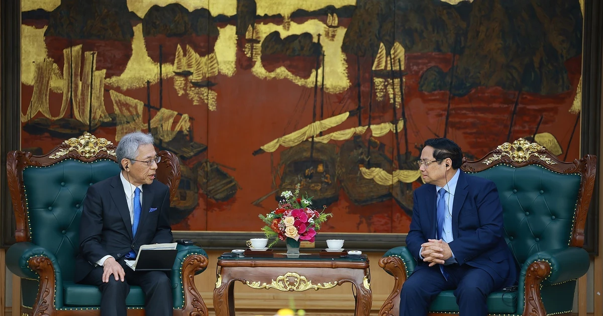 Le Premier ministre Pham Minh Chinh (à droite) et Hori Kenichi, président-directeur général du groupe japonais Mitsui. Photo: VNA
