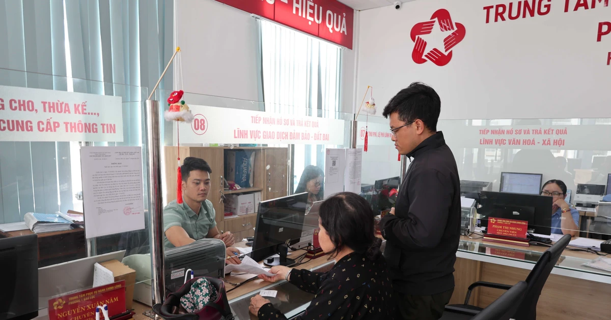 Au Centre de services administratifs publics du quartier 1 Bao Loc (province de Lam Dong). Photo : VNA.