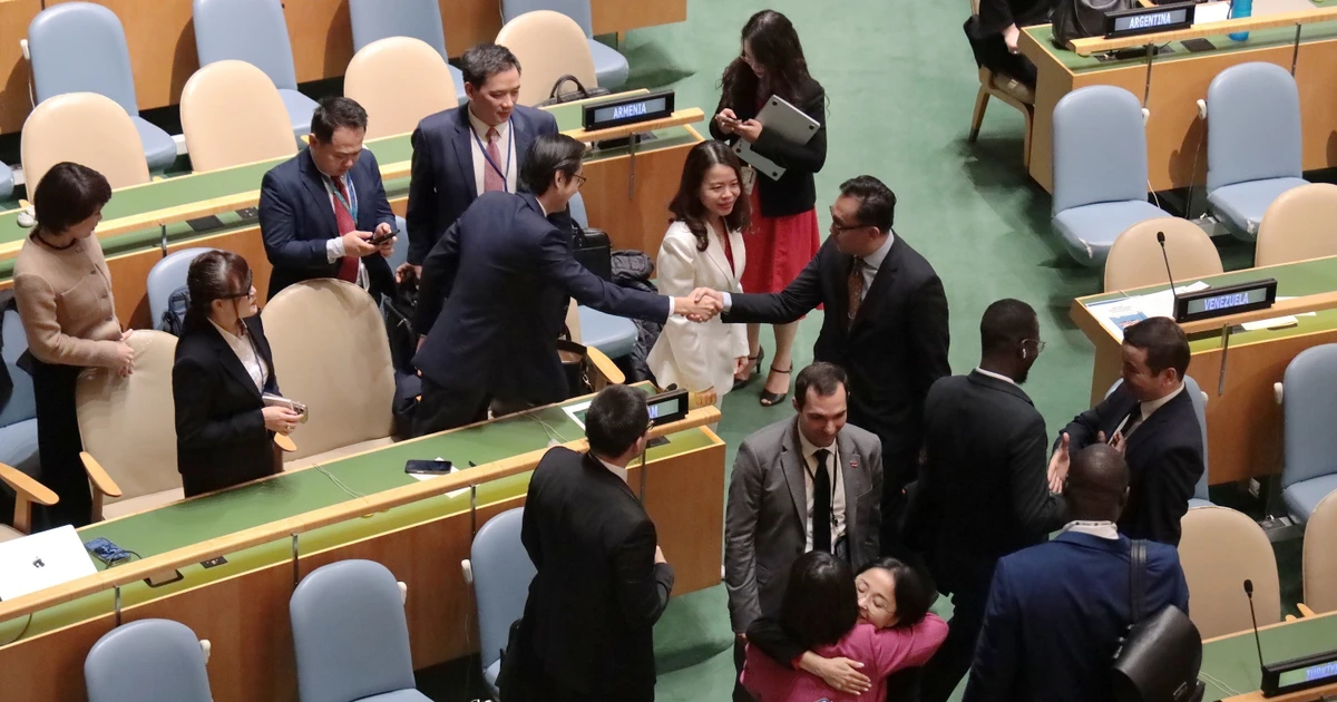 De nombreux États membres de l’ONU viennent féliciter le Vietnam pour son excellent résultat au vote. Photo : VNA.