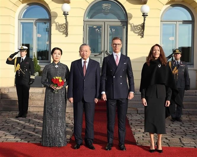 Le secrétaire général du Parti communiste du Vietnam (PCV), To Lam, et son épouse, le président finlandais, Alexander Stubb, et son épouse. Photo: VNA