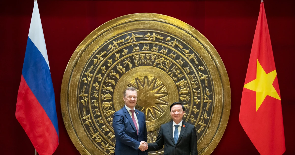 Le vice-président de l’Assemblée nationale et président du Groupe parlementaire d’amitié Vietnam–Russie, Nguyen Khac Dinh, et le premier vice-président du Conseil de la Fédération de Russie et président du Groupe de coopération avec le Vietnam, Andrey Vladimirovich Yatskin. Photo : quochoi.vn​. 