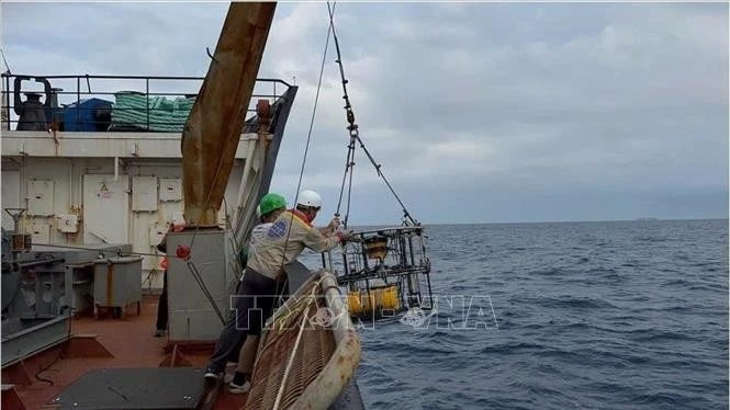 Echantillonnage de sédiments dans la zone du plateau continental du Vietnam par l'équipe d'exploration. Photo: VNA