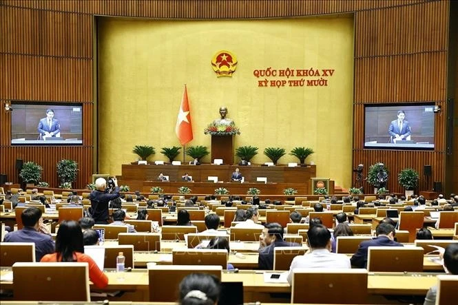 Le ministre des Finances, Nguyen Van Thang, explique plusieurs points soulevés par les députés de l'Assemblée nationale. Photo : VNA.