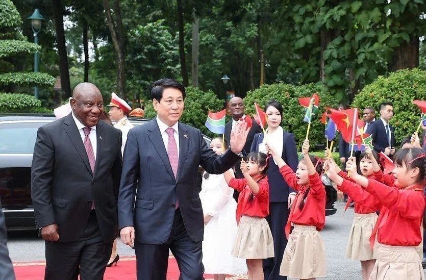 Les présidents Luong Cuong (à droite) et Matamela Cyril Ramaphosa. Photo : VNA. 