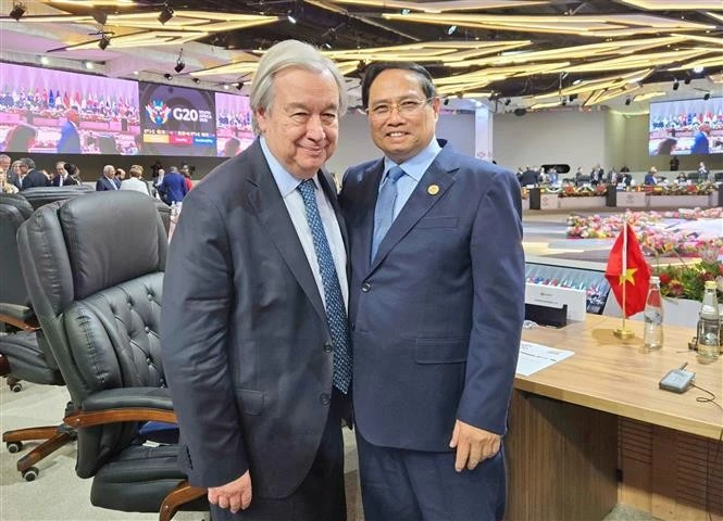 Le Premier ministre Pham Minh Chinh (à droite) et le Secrétaire général de l'Organisation des Nations Unies, Antonio Guterres. Photo : VNA. 