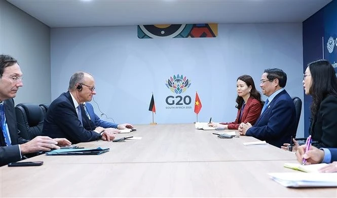 Rencontre entre le Premier ministre Pham Minh Chinh et le chancelier allemand Friedrich Merz. Photo : VNA. 