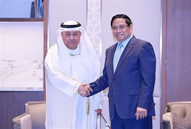 Le Premier ministre vietnamien Pham Minh Chinh (à droite) et le ministre du Pétrole du Koweït, Tariq Suleiman Al-Roumi. Photo: VNA 