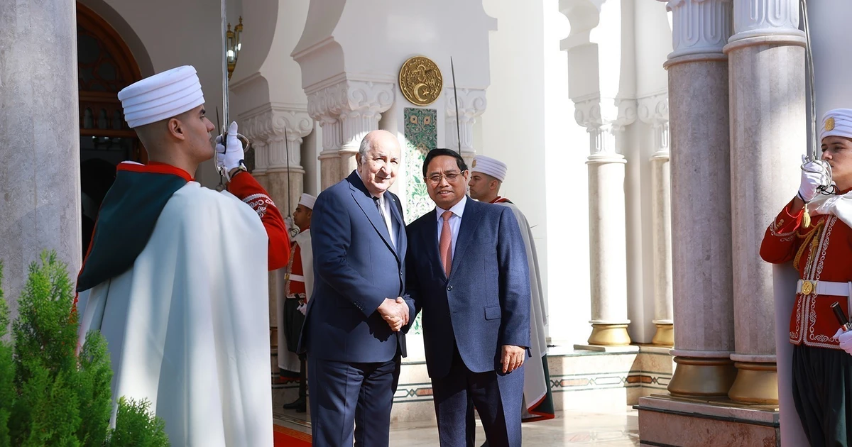 Le Premier ministre Pham Minh Chinh (à droite) et le président algérien Abdelmadjid Tebboune. Photo : VNA. 
