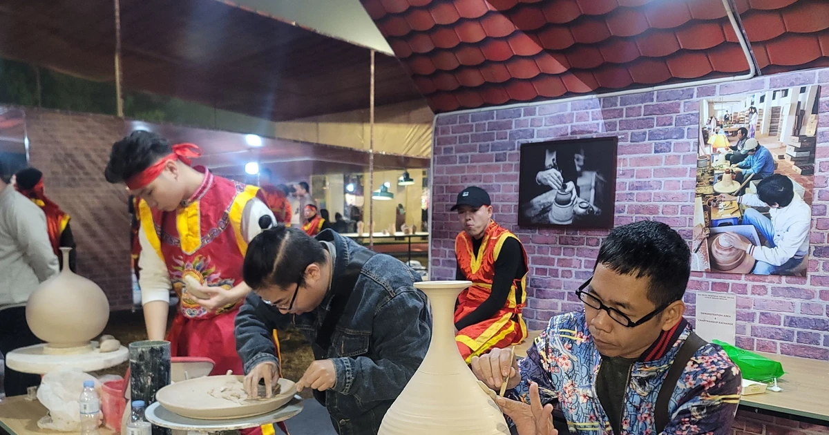 Ces dernières années, de nombreux villages de métiers traditionnels se sont imposés comme des destinations emblématiques du tourisme vietnamien. Photo : VNA. 