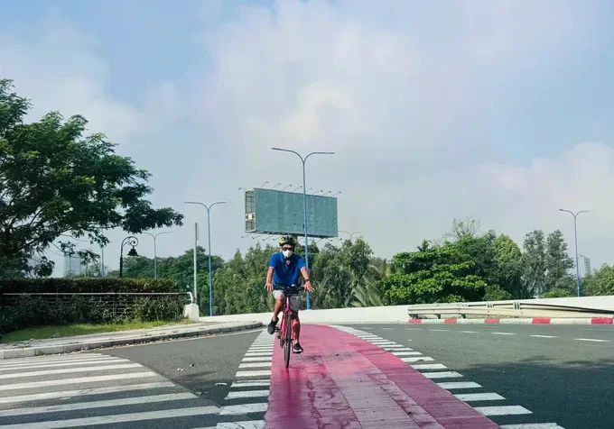 Hô Chi Minh-Ville met en service une voie cyclable sur l’avenue Mai Chi Tho. Photo : VNA