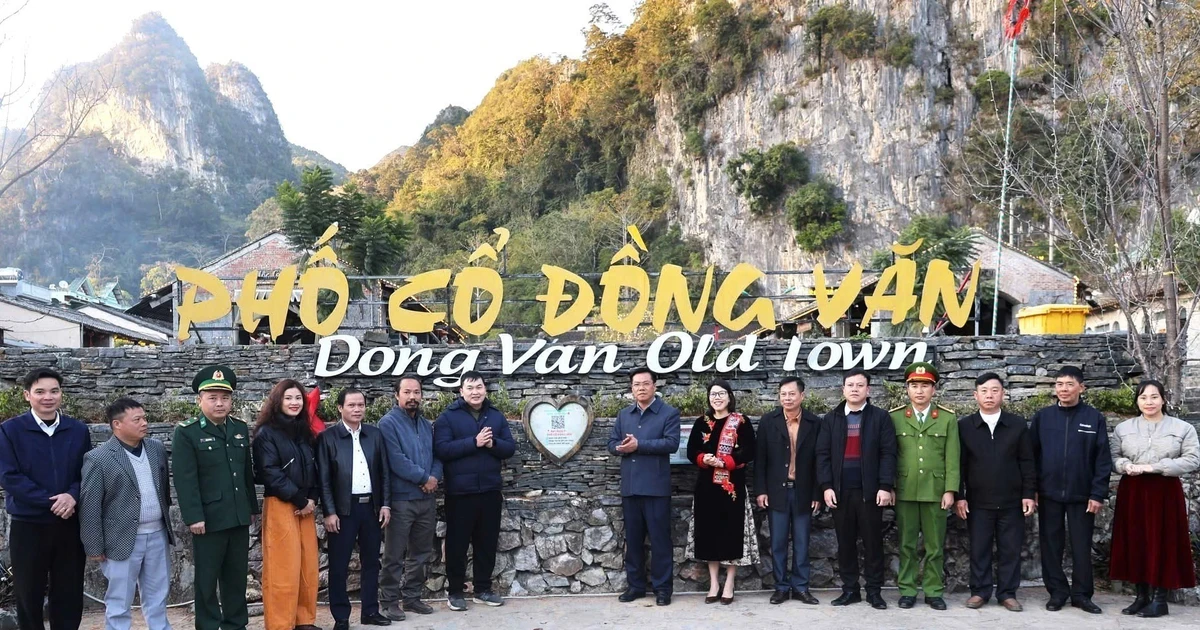Des délégués assistant à la cérémonie de lancement du « Système d'enregistrement numérique et de points de fidélité » de l'Association touristique de la commune de Dong Van. Photo : VNA. 