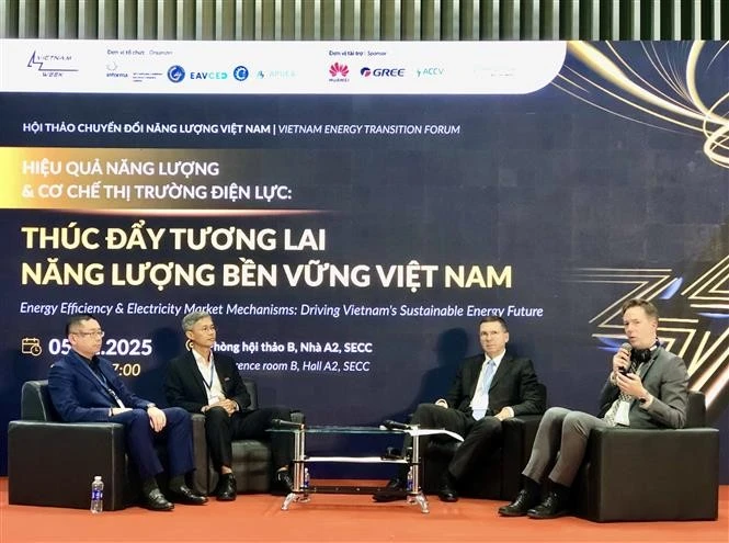 Des entreprises et des experts participent à la séance de discussion lors de l'atelier. Photo : VNA 