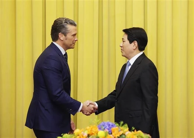 Le président de la République, Luong Cuong (droite) et le secrétaire américain à la Guerre, Pete Hegseth. Photo : VNA 