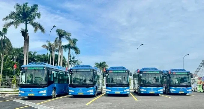 La première ligne de bus électrique sera inaugurée à Con Dao en décembre. (Photo d'illustration : SGGP) 