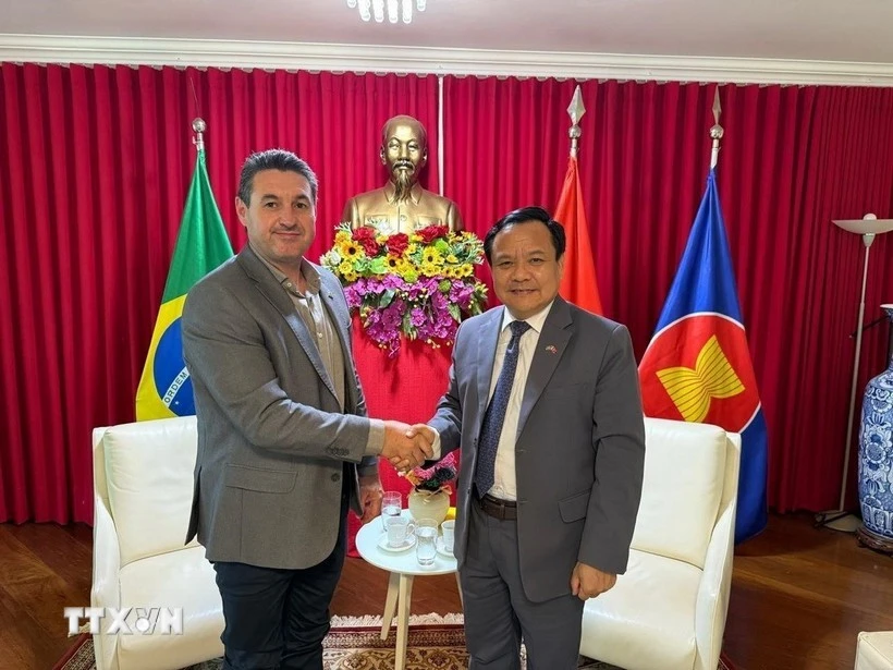 L'ambassadeur du Vietnam au Brésil, Bui Van Nghi, (droite) reçoit le président d'Aprosoja, Maurício Buffon. Photo : VNA.