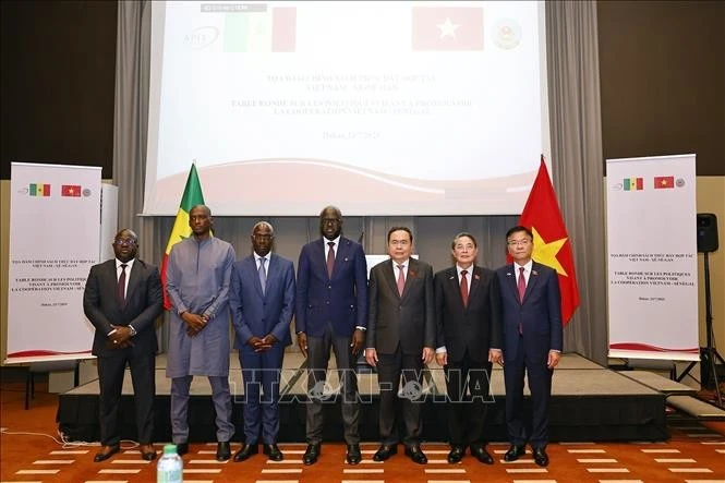 Le président de l'AN du Vietnam, Tran Thanh Man, et le président de l'Assemblée nationale sénégalaise, El Malick Ndiaye, ont participé à un dialogue politique à Dakar le 23 juillet. Photo : VNA.
