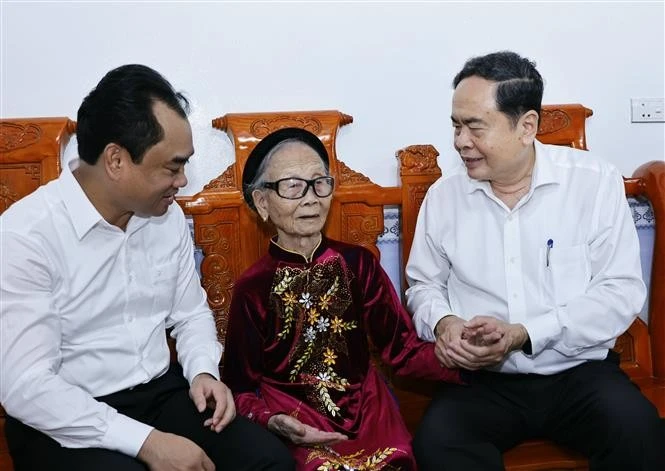 Le président de l'Assemblée nationale, Tran Thanh Man, (droite) a rendu visite à Ta Thi Tran, une mère vietnamienne héroïque dont le mari et le fils étaient des soldats tombés au combat dans le quartier de Van Xuan. 