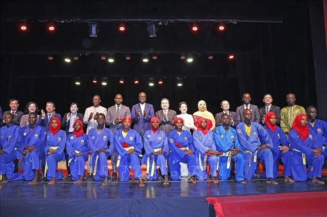 Les dirigeants ont assisté à des démonstrations d’arts martiaux exécutées par les pratiquants de la Fédération sénégalaise de Vovinam. Photo : VNA.