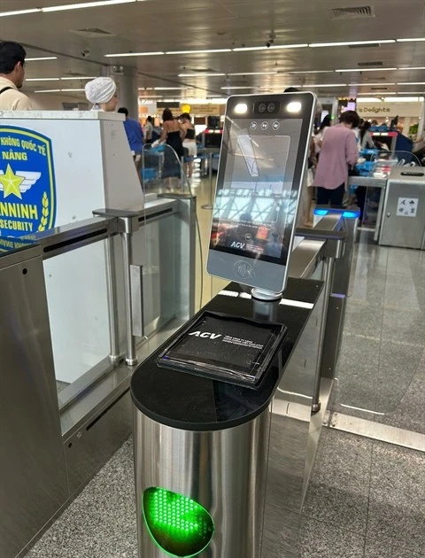 Un système Face ID a été installé au point de contrôle de sécurité de l'aéroport international de Da Nang. Cet aéroport est le premier au Vietnam à proposer un service entièrement automatisé pour les passagers, de l'enregistrement à l'embarquement. — Photo : ACV Da Nang. 