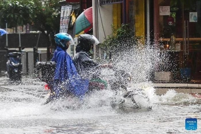 Une rue est inondée après de fortes pluies suite au passage du typhon Wipha à Quezon, aux Philippines Photo : Xinhua/VNA.