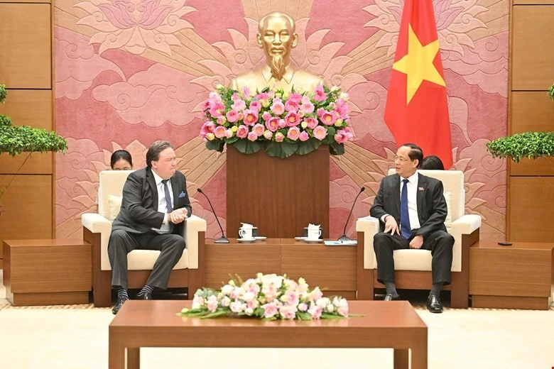 Le vice-président de l’Assemblée nationale du Vietnam, Tran Quang Phuong (droite) et l’ambassadeur des États-Unis au Vietnam, Marc E. Knapper. Photo : VNA.