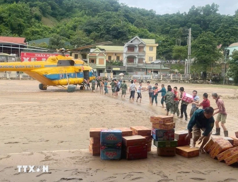 L'État-major général de l'Armée populaire du Vietnam a dépêché une mission de travail et ordonné à ses unités de coordonner les efforts pour venir en aide aux localités isolées par les crues dans la province centrale de Nghê An. Photo / VNA