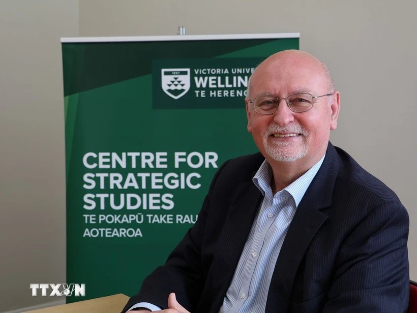 Le professeur Roberto Rabel, de l'Université Victoria de Wellington. Phôt : VNA. 