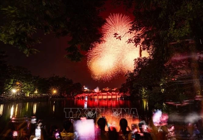 Feux d'artifice pour célébrer la Fête nationale le 2 septembre. Photo: VNA 