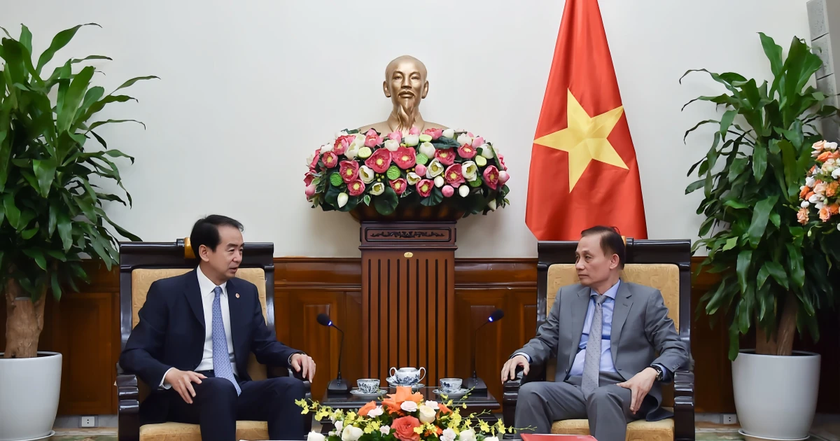 Le Hoai Trung, secrétaire du Comité central du Parti et ministre par intérim des Affaires étrangères (droite) et l'ambassadeur de Chine au Vietnam, He Wei. Photo : VNA.