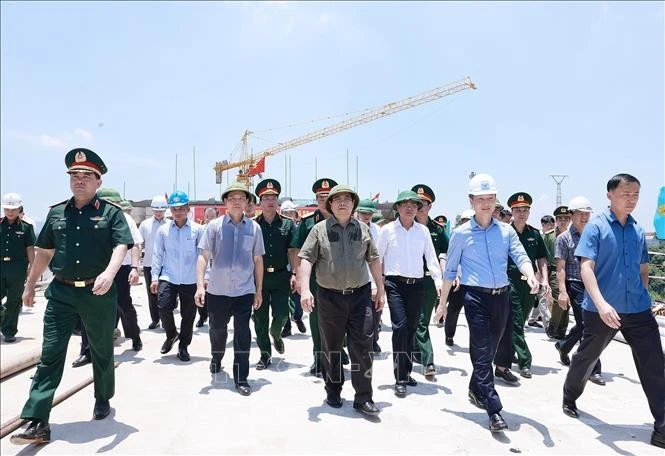 Le Premier ministre Pham Minh Chinh inspecte l'avancement des travaux de construction du nouveau pont de Phong Chau sur la route nationale 32C, province de Phu Tho. Photo : VNA.