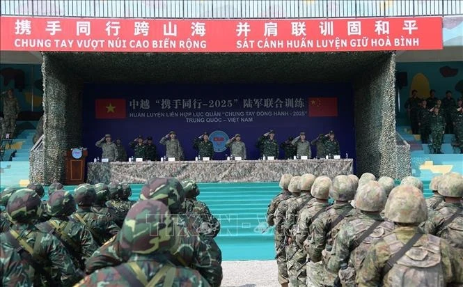 Panorama de la cérémonie de clôture de l'exercice d'entraînement militaire conjoint entre les forces terrestres vietnamiennes et chinoises. Photo: VNA 