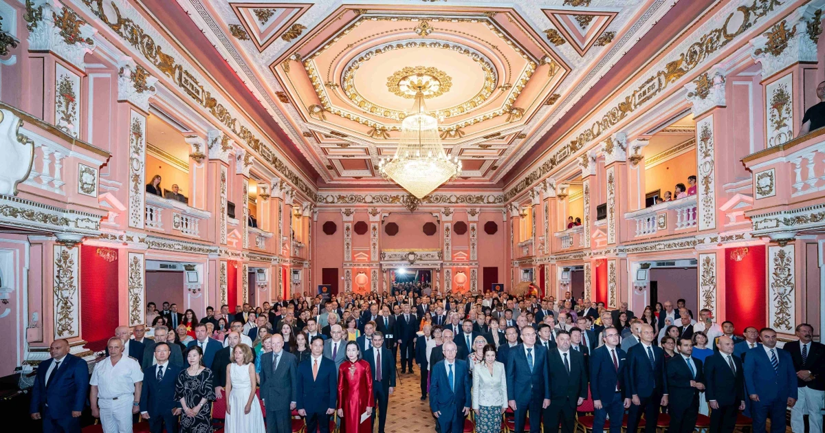 Les délégués et les invités ont procédé à la cérémonie de lever du drapeau lors de l’événement. Photo : VNA.