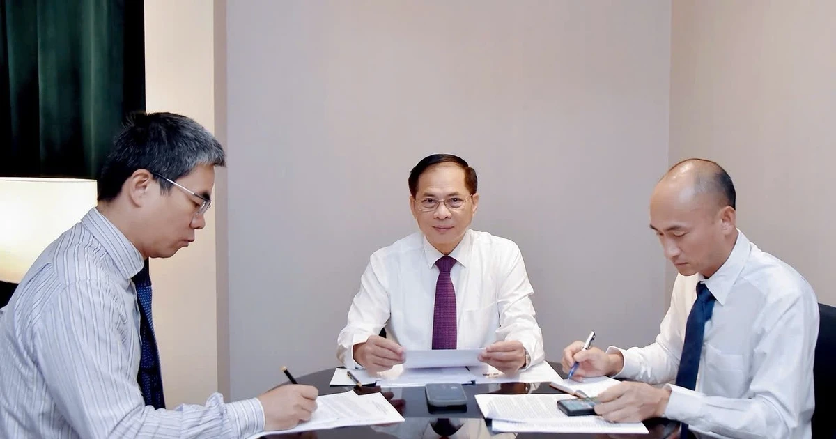 Le vice-Premier ministre et ministre des AE du Vietnam, Bùi Thanh Son, a eu un entretien téléphonique avec le ministre sud-coréen des AE, Cho Hyun. Photo: VNA 