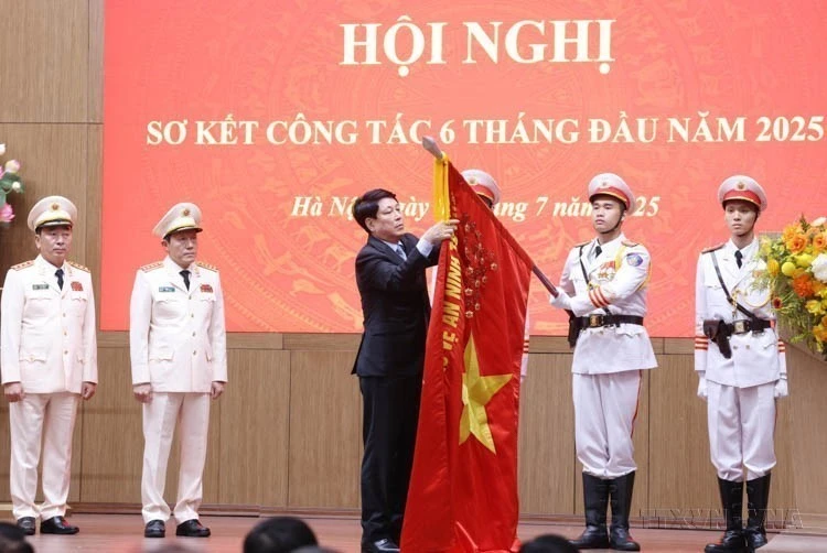 Le président Luong Cuong décerne l'Ordre du travail de troisième classe au ministère de la Sécurité publique en 2025. Photo : VNA.