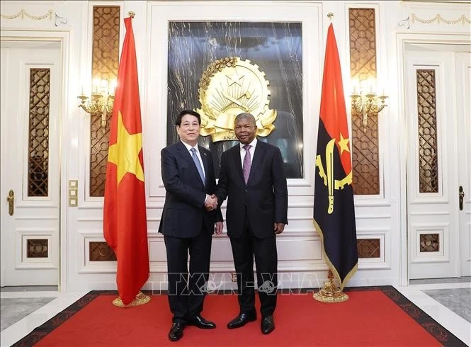 Le président angolais João Manuel Gonçalves Lourenço (droite) accueille le président vietnamien Luong Cuong. Photo : VNA.