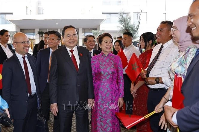 Le président de l'AN du Vietnam Tran Thanh Man et son épouse sont arrivés à l'aéroport de Salé Rabat. Photo : VNA.