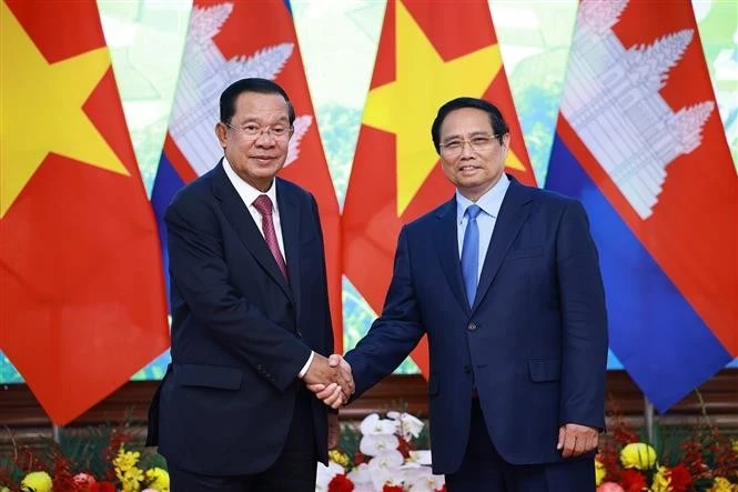 Le Premier ministre vietnamien Pham Minh Chinh (droite) rencontre le président du PPC et président du Sénat cambodgien, Hun Sen. Photo : VNA.