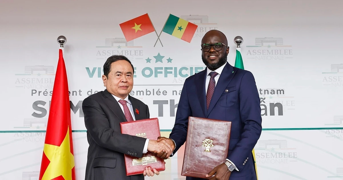 Le président de l'AN du Vietnam, Tran Thanh Man (gauche) et son homologue sénégalais, El Malick Ndiaye, signent un accord de coopération entre les deux organes législatifs. Photo : VNA.