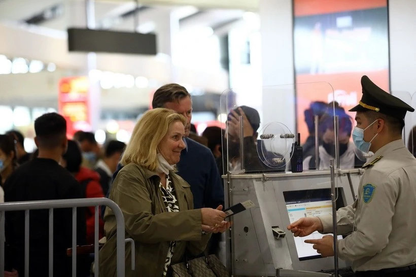 L'agent de sécurité aérienne vérifie les informations des passagers. Photo : VNA.