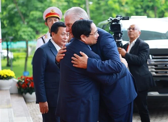 Le Premier ministre vietnamien Pham Minh Chinh (gauche) rencontre le premier secrétaire du PCC et président cubain Miguel Díaz-Canel. Photo : VNA.