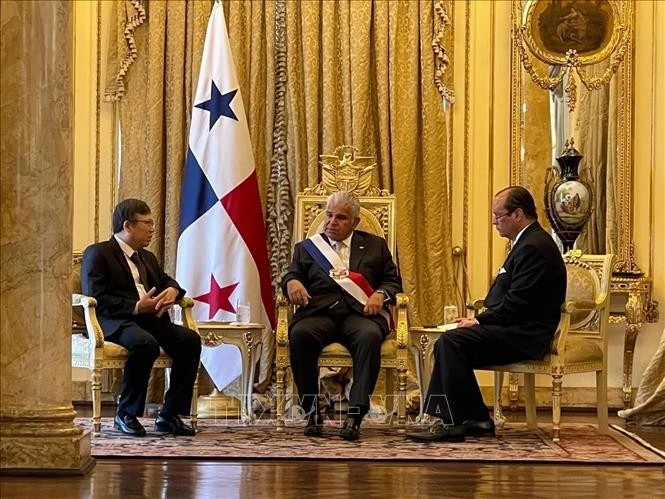 L'ambassadeur du Vietnam au Mexique et au Panama, Nguyên Van Hai, présente ses lettres de créance au président panaméen, José Raúl Mulino Quintero. Photo: VNA 