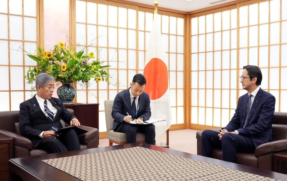 L'ambassadeur Do Hung Viet (à droite) rencontre le ministre japonais des Affaires étrangères Iwaya Takeshi. Photo : VNA.