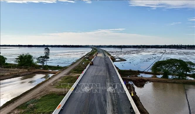 Le tronçon d'autoroute Châu Dôc - Cân Tho - Soc Trang traversant la province d'An Giang prend progressivement forme, ouvrant de nouvelles perspectives de développement pour cette province. Photo: VNA 