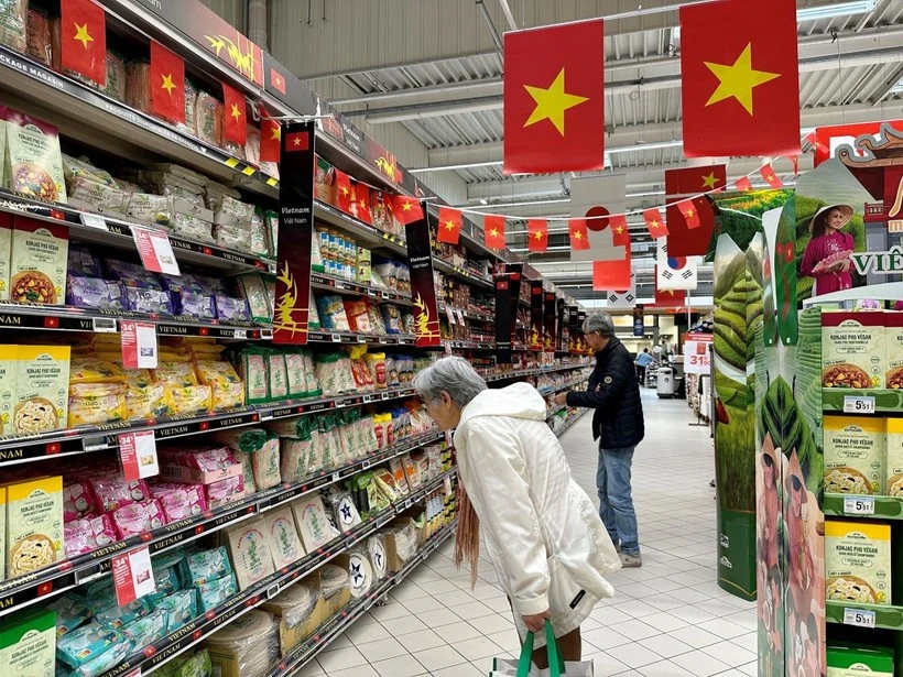 Des produits vietnamiens vendus au supermarché français. Photo : VNA.