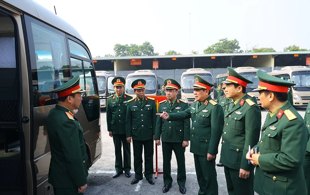 Le général de corps d'armée Le Huy Vinh, vice-ministre de la Défense, inspecte la Brigade 971 (Département des véhicules motorisés et des transports). Photo : mod.gov.vn. 