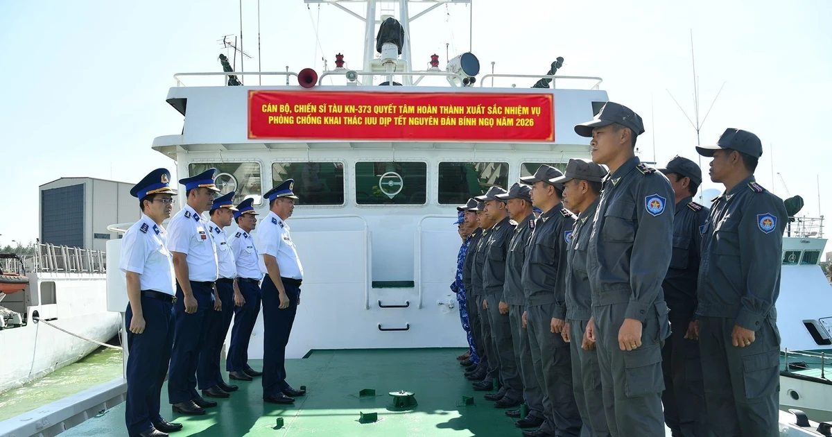 Le général de brigade Nguyen Van Dung, secrétaire du Comité du Parti et commissaire politique du Commandement de la région 4 des gardes-côtes encourage les cadres et soldats du navire KN-373 avant leur départ en mission. Photo : VNA.
